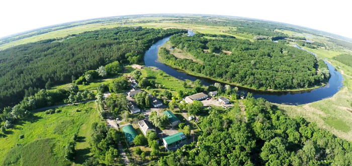 Вид на Навчальний центр «Новий Маяпур» на р. Оріль біля с. Чернеччина